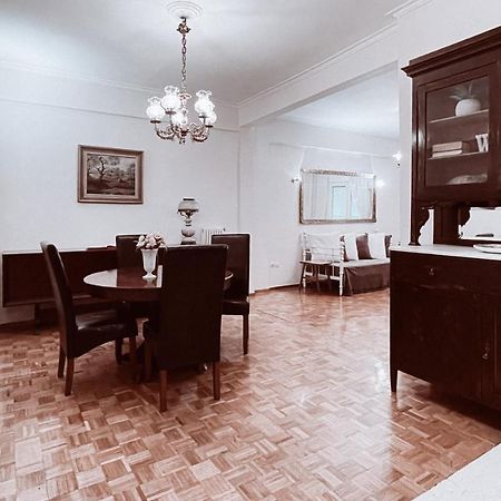 Vintage 2-Bedroom Apt In The Heart Of The City Athén Kültér fotó