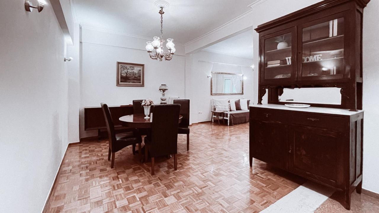 Vintage 2-Bedroom Apt In The Heart Of The City Athén Kültér fotó