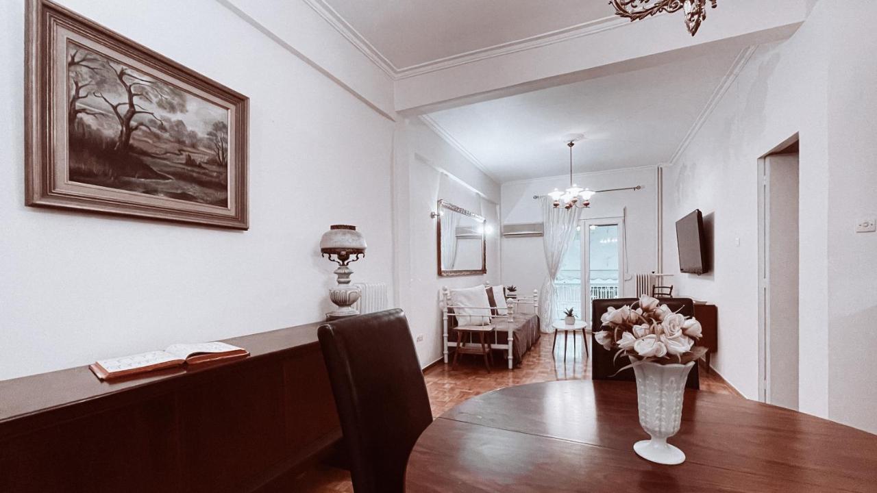 Vintage 2-Bedroom Apt In The Heart Of The City Athén Kültér fotó
