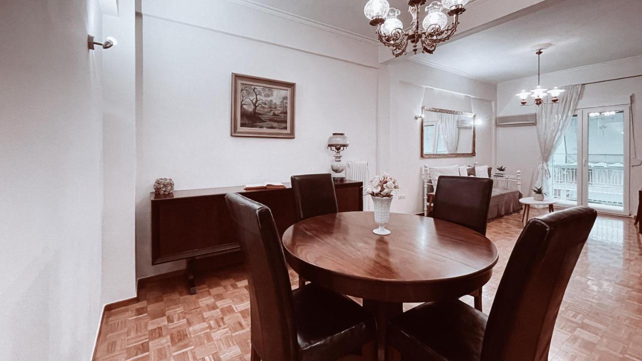 Vintage 2-Bedroom Apt In The Heart Of The City Athén Kültér fotó