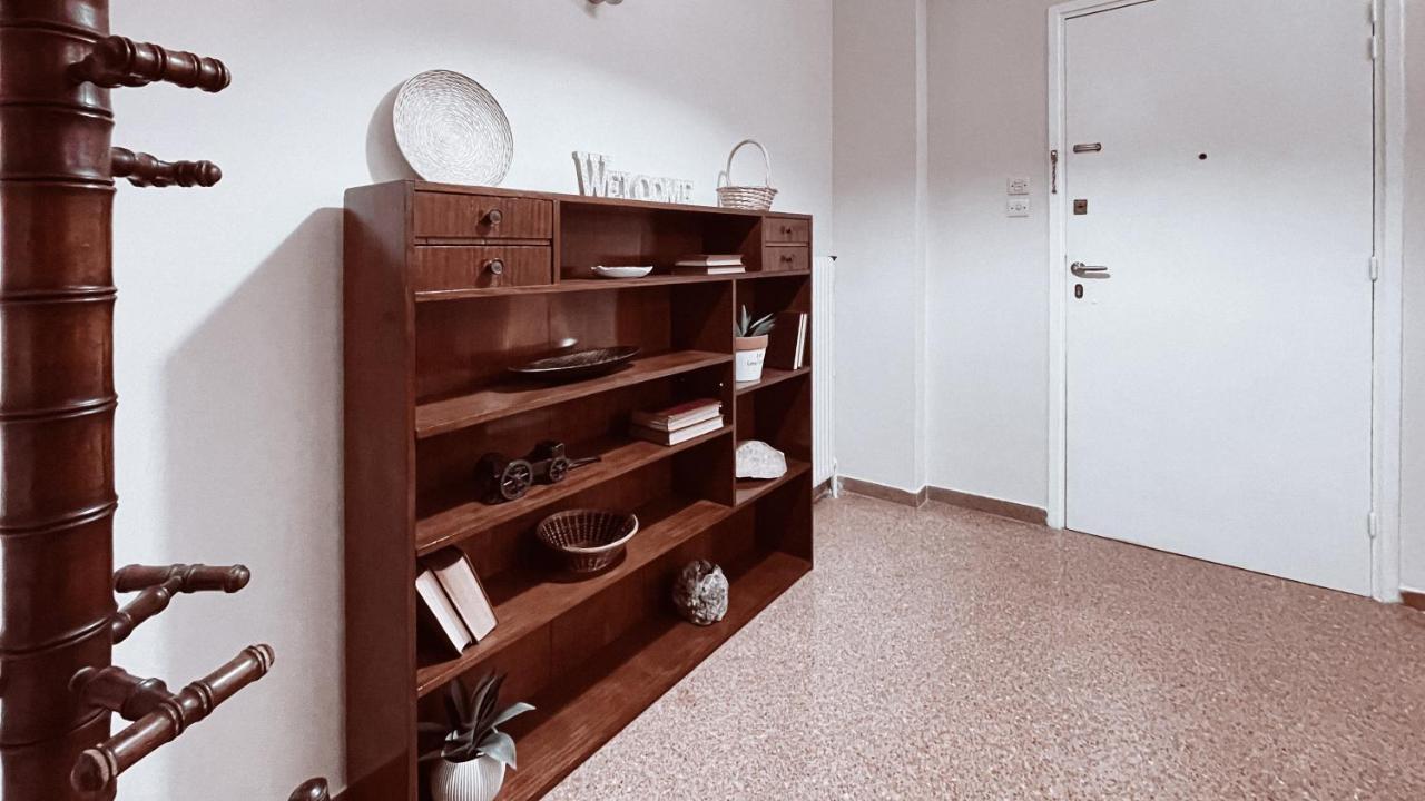 Vintage 2-Bedroom Apt In The Heart Of The City Athén Kültér fotó