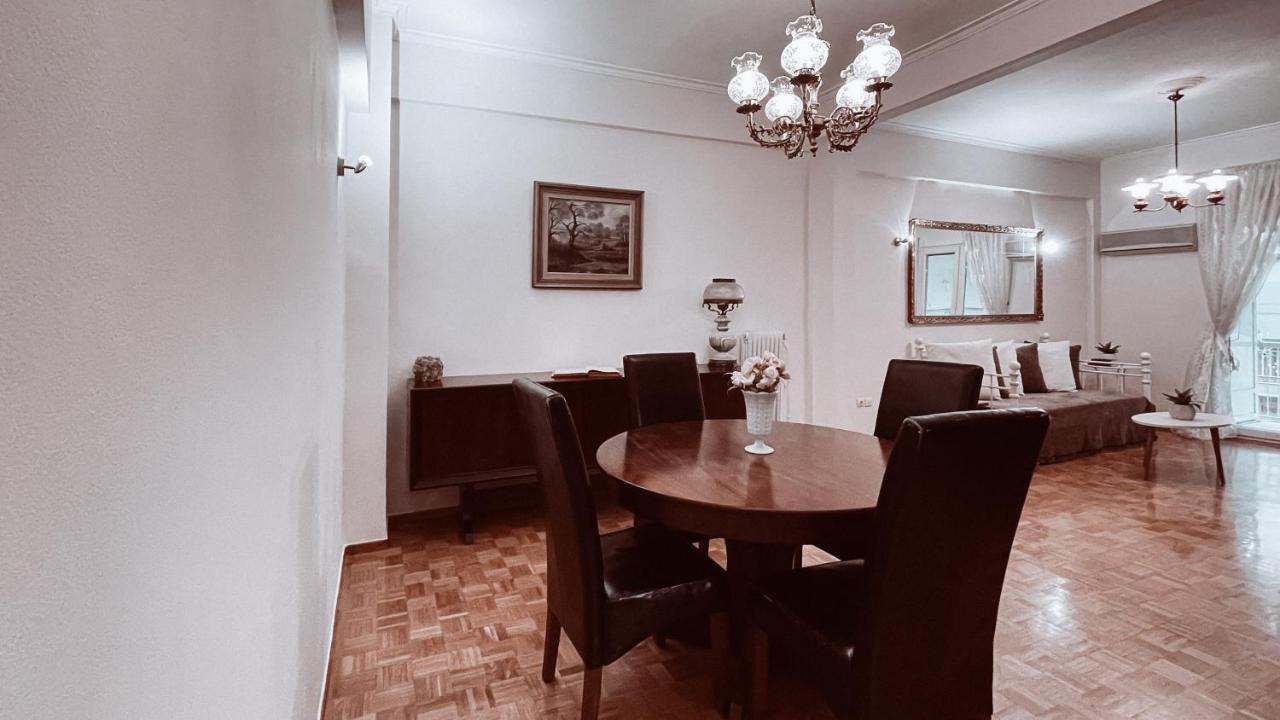 Vintage 2-Bedroom Apt In The Heart Of The City Athén Kültér fotó